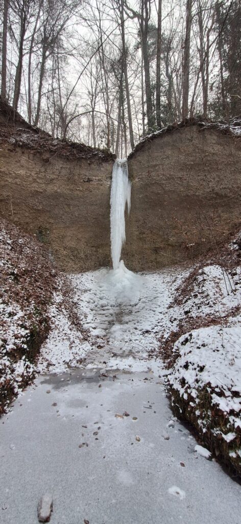 Wenn aus Wasser Eis wird – ein imposanter Eisfall im «Chueloch»