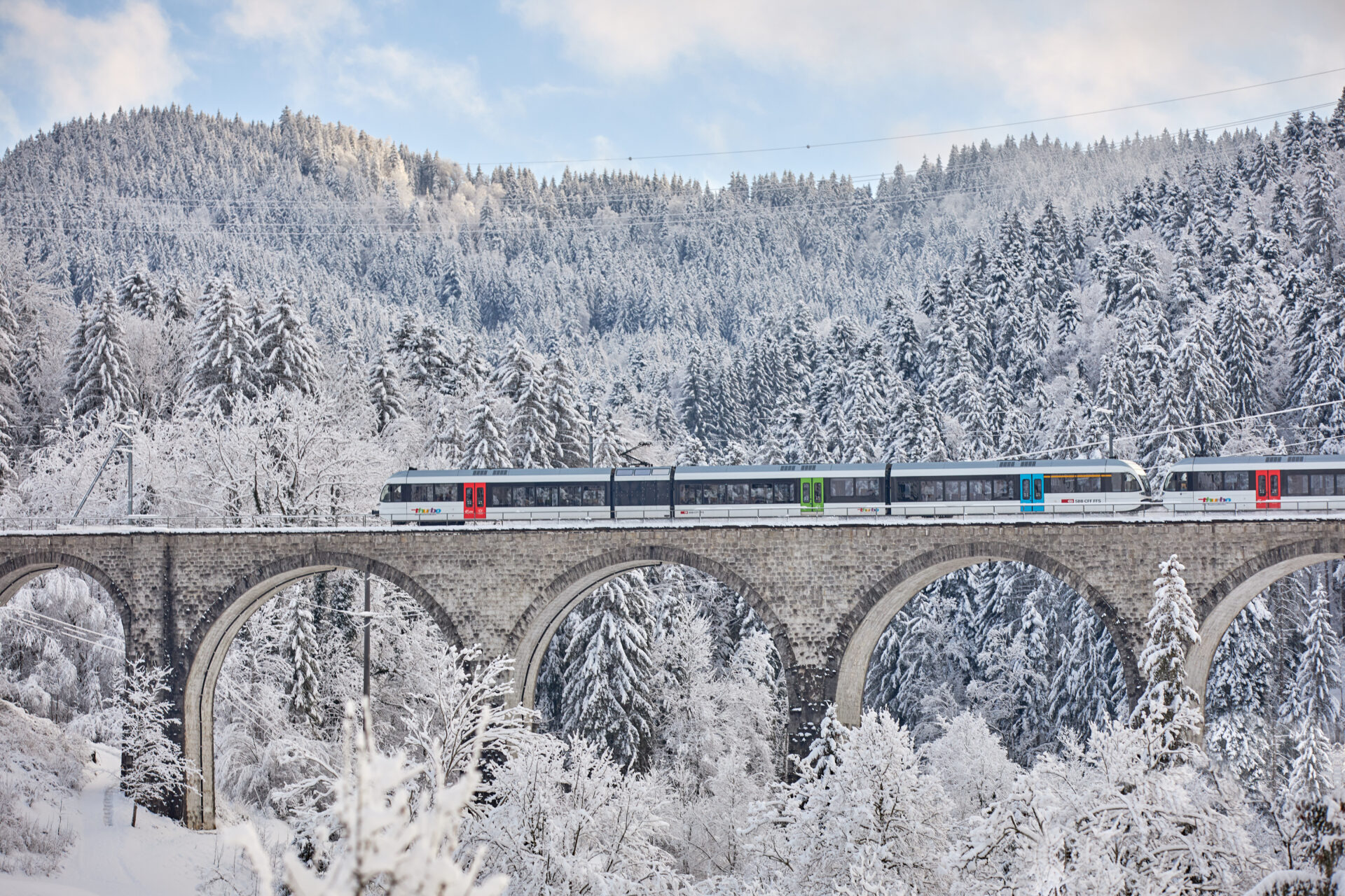 Idylle pur: Der GTW fährt über das Weissenbach-Viadukt bei Degersheim.